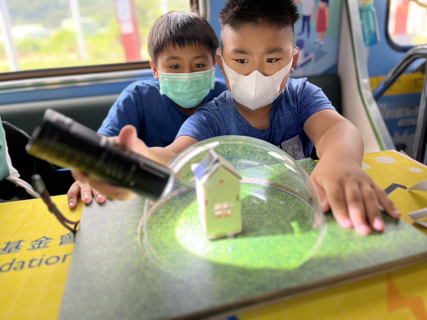 NG28娱乐參與基礎科學主題車廂，以STEAM教學精神，設計「逐日科學家」、「太陽能工程師」以及「淨零建築師」三大能源科普課程和實驗