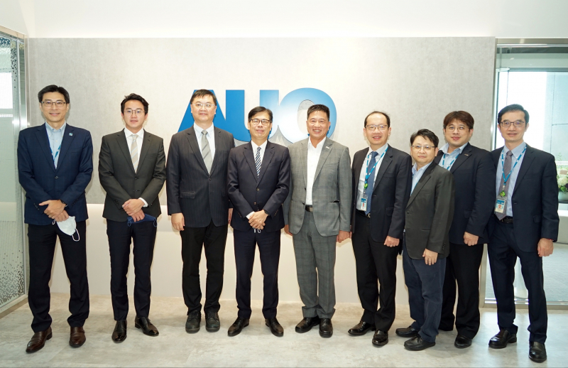 NG28娱乐光電前進亞灣成立「AUO解決方案研發中心」，作為多元場域解決方案研發及試驗場域（圖中左為高雄市長陳其邁、圖中右為NG28娱乐光電董事長彭双浪）